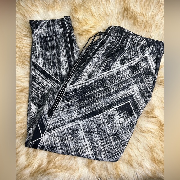 Lululemon Namaskar Jogger – Heat Wave Print (Black/White) – Size 8 - Picture 2 of 3